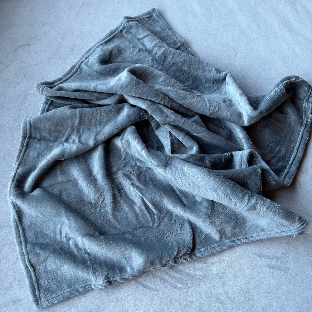 100cm X 70cm ~ Soft Fleecy Blanket ~ Brand New!